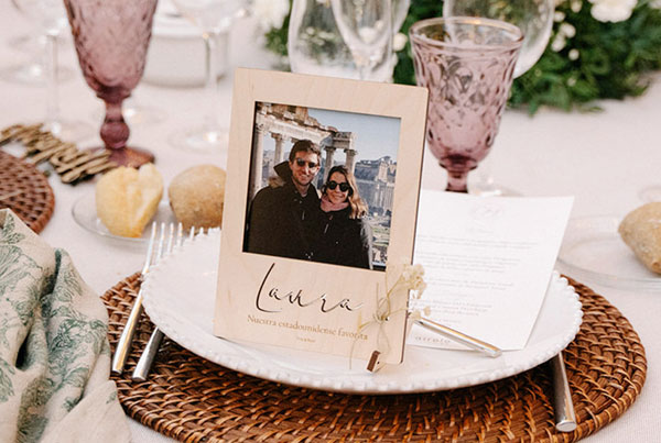 Imant porta retrat de fusta amb foto i frase personalitzada per a regalar als teus germans el dia del casament